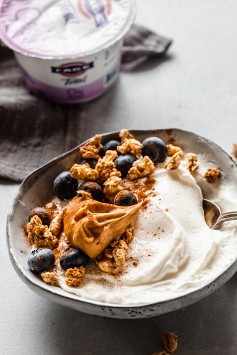 Greek Yogurt Breakfast Bowls // 5 Ways + VIDEO Granola With Yogurt Breakfast Ideas, Yogurt Bowl With Peanut Butter, Breakfast Granola Bowl, Greek Yogurt With Granola, Yogurt Toppings Healthy, Granola Bowl Ideas, Yogurt And Granola Bowl, Granola With Yogurt, Granola And Yogurt Breakfast