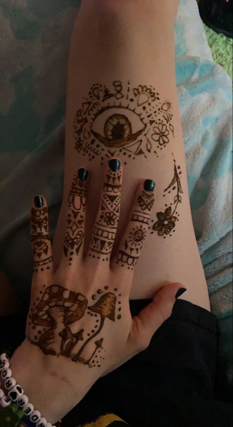 Nordic Henna Designs, Henna Ideas Leg, Witchy Henna, Henna Tattoo Leg, Mushroom Henna, Hand Art Henna, Chest Henna, Body Henna, Thigh Henna