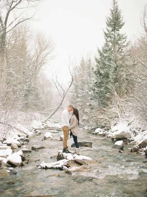 Country Engagement Pictures, Couple Photography Winter, Winter Engagement Photos Outfits, Snow Engagement Photos, Snow Photoshoot, Winter Family Photos, Engagement Picture Outfits, Couple Engagement Pictures, Cute Engagement Photos