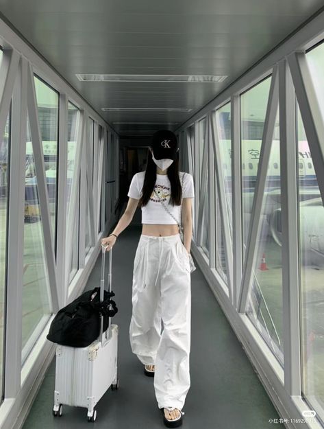 Korean Outfits Airport, Outfit Bandara, Airport Outfit Korean, Airplane Clothes, Dubai Outfit, Korean Airport Fashion, Outfit Korean Style, Airport Outfits, Chinese Fashion Street