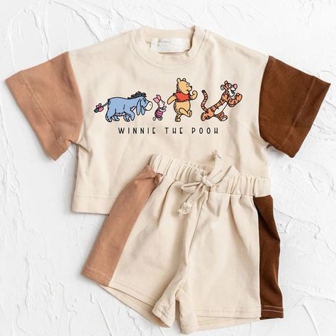 Adorable baby girl and boy outfit with bear and friends print! 🥰 Our baby and toddler 100% cotton neutral outfit is the perfect combination of comfort and style for your little one. Handmade from high-quality, natural cotton, this outfit is gentle on your baby's delicate skin and breathable for maximum comfort. The neu Cute Baby Clothes Aesthetic, Gender Neutral Outfits Baby, Cute Baby Outfits For Boys, Baby Boy Fits, Little Kids Outfits, Aesthetic Baby Clothes, Baby Clothes Aesthetic, Baby Girl Outfit Ideas, Baby Boy Summer Outfits