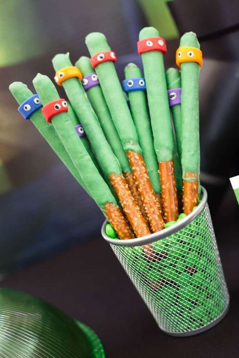 Love these chocolate dipped pretzels at this TMNT Party. Such a great idea!! Ninja Turtles Party Games, Tmnt Birthday Cakes, Ninja Turtles Food Ideas, Tmnt Snacks, Mutant Mayhem Birthday Party, Ninja Turtle 2nd Birthday, Diy Tmnt Party Decorations, Tmnt Birthday Cake Ideas, Ninja Turtle Themed Birthday Party