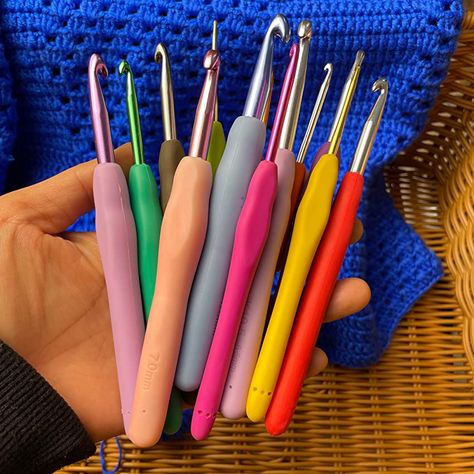 Crocheting Supplies, Crochet Tools Accessories, Cute Crochet Hooks, Crochet Kit Aesthetic, Bag For Crochet Supplies, Aesthetic Crochet Hooks, Diy Crochet Hook, Bullet Journal Paper, Free Crochet Bag