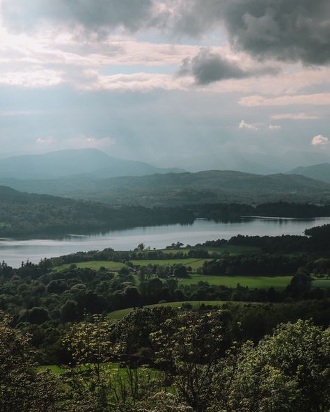 Mini guide to visiting England’s Lake District 🍃⛰️🌲 📌 Save this post for your own planning! ad | press trip @lakedistrictcumbria GETTING THERE/AROUND (car free): 🚞 Catch a train from London - Oxenholme with @avantiwestcoast & then onto Windermere. The journey is only 4 hours in total. 🚌 Once in the Lakes you can easily explore by hopping on the buses that run frequently throughout the Lakes with @stagecoach_bus. WHEN TO VISIT: 🌞 Spring & Autumn is always best to avoid summer crowds... Stagecoach Bus, Train Hopping, Lake District England, Lake Windermere, Visiting England, The Lake District, Bday Ideas, Uk Travel, Lake District