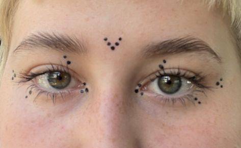 Dotted Eyeliner Looks, Easy Goth Eye Makeup, Hippie Goth Makeup, Dot Eyebrows, Dot Makeup Eyeliner, Black Eyeliner Ideas, Dot Eye Makeup, Graphic Black Eyeliner, Dot Eyeliner