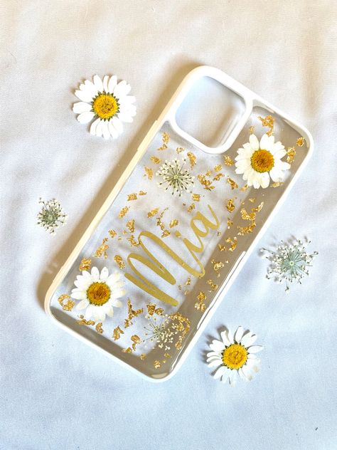 Resin phone case with name personalisation and dried flowers & gold leaf 💫 Diy Crafts Phone Cases, Diy Resin Gifts, Diy Resin Phone Case, Resin Phone Case, Pochette Portable, Diy Phone Case Design, Crystal Phone Case, Resin Crafts Tutorial, Handmade Phone Case