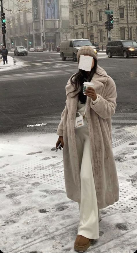 Winter Arab Aesthetic, Outfits To See Christmas Lights, Nyc Winter Dinner Outfit, Really Cold Winter Outfits, Switzerland Winter Outfit, Canadian Winter Outfits, Russian Outfits, Christmas Market Outfit, Classy Winter Coat