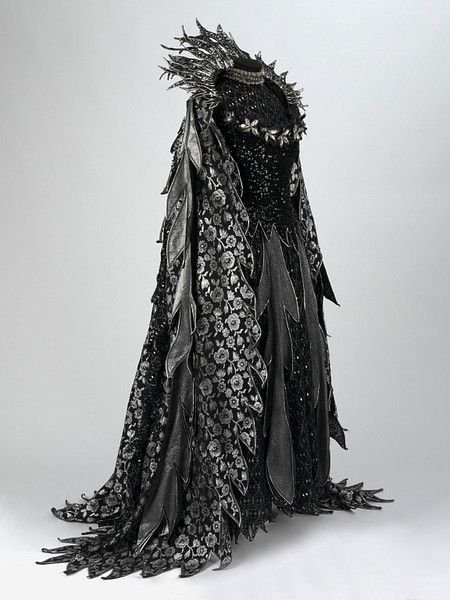 Just let the darkness take hold... (theatrical costume by Bruno Santini, 1977) Evil Queen Aesthetic Outfit, Evil Fairy Costume, Bruno Costume, Evil Outfits, Fairies Costume, King Clothes, Company Halloween, Terrifying Halloween, Queen Outfits