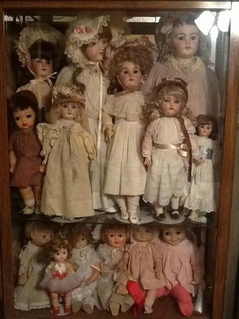 Old Fashioned Dolls, Vintage Dolls Aesthetic, Porcelain Doll Collection, Old Dolls Aesthetic, Antique Doll Collection, Porcelain Doll Vintage, Vintage Doll Collection, Porcline Dolls Vintage, Old Doll Aesthetic