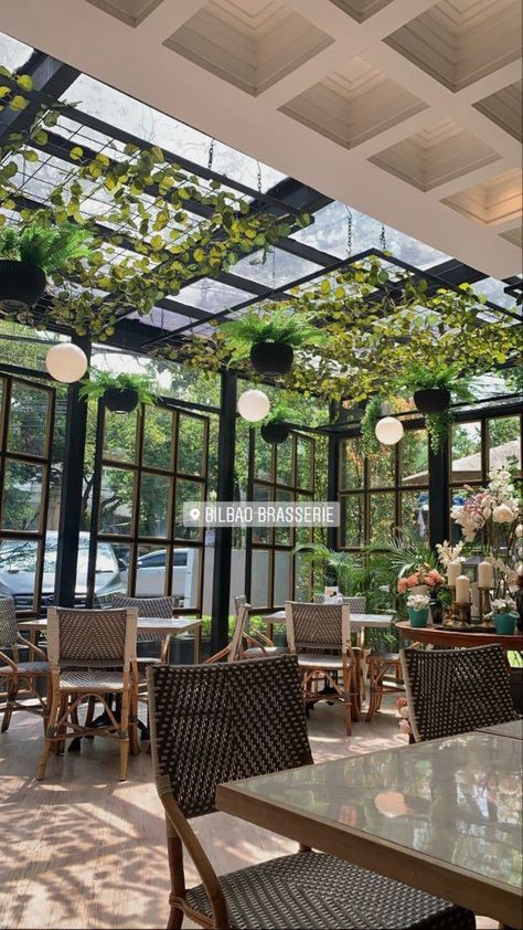 French Cafe Exterior, Cafe Bistro Design, Green House Restaurant, Cafeteria Interior Design, Garden Restaurant Design, Rooftop Restaurant Design, Home Decor Ideas Bedroom, Best Cafe, Modern Restaurant Design