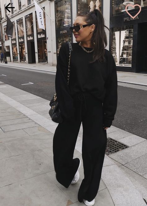 Monochromatic Outfit Fall, Black Outfits Ideas, Black Monochromatic Outfit, Plus Size Airport Outfit, Cute All Black Outfits, All Black Outfit Casual, Black Sweatpants Outfit, Black Joggers Outfit, Black Hoodie Outfit