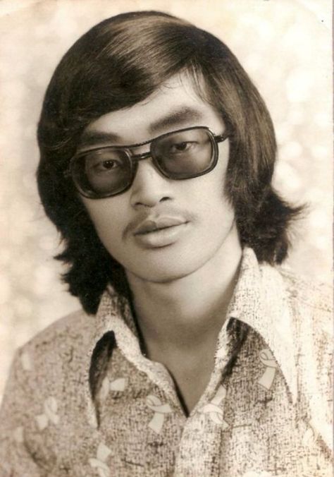 These Cool Pics Prove That Men's Hairstyles From the 1970s Were So Romantic ~ vintage everyday 70’s Hair Men, 1970s Hairstyles Men, 1970s Mens Hair, 1970s Mens Hairstyles, Latino Hairstyles, 70s Mens Hair, 70s Hair Men, 70s Hairstyles Men, 1970 Hairstyles