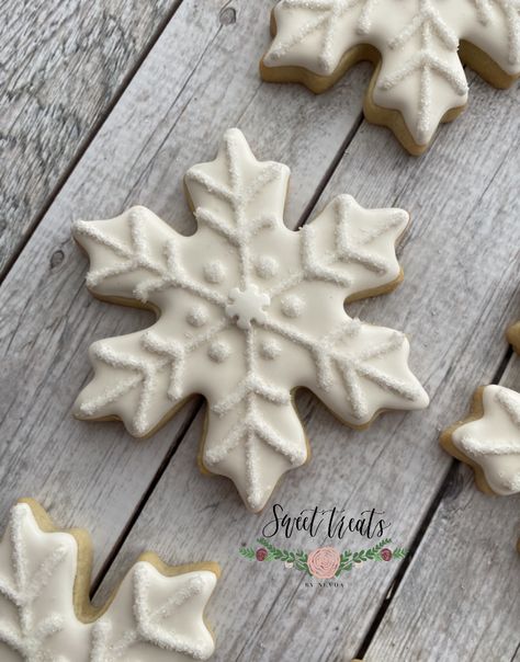 Christmas Sugar Cookies Snowflakes, Snow Flake Cookie Designs, Buttercream Snowflake Cookies, Sugar Cookies Snowflake, Snowflake Cookie Designs, Pink Snowflake Cookies, Snow Flake Cookies Royal Icing, Snowflake Cookies Decorated Royal Icing, Snowflake Cookie Decorating Ideas