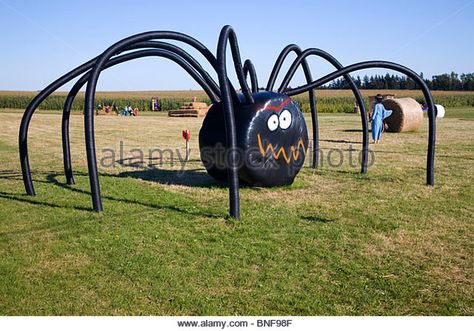 Halloween Hay Bales, Hay Bale Fall Decor, Hay Bale Decor, Painted Hay Bales, Small Halloween Party, Hay Bale Decorations, Hay Bale Ideas, Hay Bale Art, Pumpkin Patch Farm