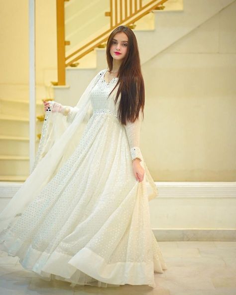 Frock Photos, Elegant Dresses Short, Anarkali Dress Pattern, Simple Gowns, Pakistani Dresses Casual, Beautiful Pakistani Dresses, Women Dresses Classy, Simple Pakistani Dresses, Designer Party Wear Dresses