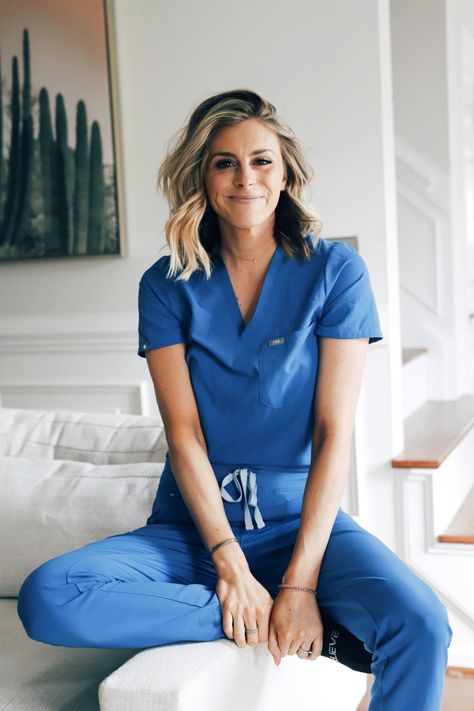 What I Eat During a 12 hour hospital shift - Claire Guentz Nurse Lunch Ideas, 12 Hour Shifts, Nurse Aesthetic, Scrubs Outfit, Nursing Fashion, Scrub Life, New Nurse, Scrubs Nursing, Medical Scrubs