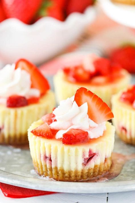 Cheesecake Cupcakes Recipe, Strawberry Cheesecakes, Mini Lemon Cheesecakes, Biscotti Cheesecake, Mini Strawberry Cheesecake, Strawberry Cheesecake Recipe, Funny Boyfriend, Mini Cheesecake Recipes, Cake Strawberry