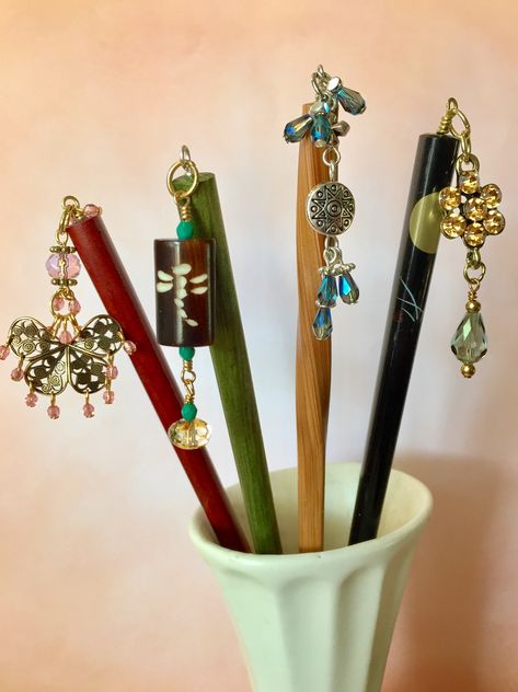 Asian Hair Sticks, Hair Stick Diy, Diy Hair Sticks, Hair Pins Diy, Crafts Cute, Diy Bling, Chopstick Hair, Bead Hair Accessories, Hair Stick