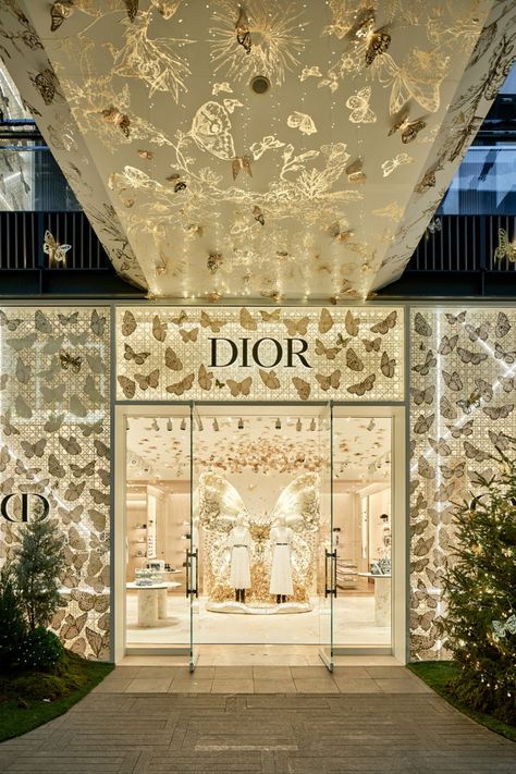 Gilded butterflies dance across the breathtaking facade of the Chengdu Taikoo Li, conjuring an enchanting world and presenting the marvelous Dior holiday selection. © Jin Jie Boutique Exterior, Dior Holiday, Hotel Restaurant Design, Dior Store, Pink Closet, Mini Cafe, Green Velvet Fabric, Best Modern House Design, Boutique Decor