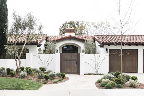 Spanish Style Home Colors Exterior, Modern Spanish Bungalow Exterior, One Level Spanish Style Homes, Mediterranean Ranch House, Spanish Style Home Landscaping, Sand Stone House Exterior, Desert Style Home Exterior, 2 Story Spanish House Plans, Hacienda Style Exterior