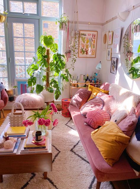 One Bedroom Flat, Colorful Apartment, Casa Vintage, Colourful Living Room, Eclectic Living Room, Apartment Decor Inspiration, Maximalism, Eclectic Interior, Apartment Inspiration