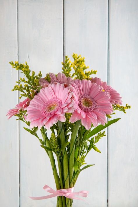 Pink Bouquet Flowers, Gerbera Bouquet, Heart Bouquet, Pink Gerbera, Retail Design Display, Gerbera Daisy, Luxury Flowers, Wooden Background, Design Display