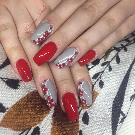 Red n grey nails with flower design :) #acrylic #prettynails #beauty #fashionnails #nailstyle #newnails #flower #rednails #nailslove… Grey Nail Art, Ring Finger Nails, Grey Nails, Grey Nail Designs, Best Nails, May Nails, Flower Nail Designs, Gray Nails, Thumbnail Design