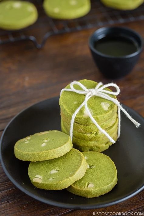 Green Tea Cookies (抹茶クッキー) - Enjoy your afternoon tea with these buttery, crispy Green Tea Cookies with Matcha powder. The unique flavor of matcha in the cookies is surprisingly delightful! #dessert #Matcharecipe #asianrecipes #cookierecipes | Easy Japanese Recipes at JustOneCookbook.com Baking Chocolate Chip Cookies, Green Tea Cookies, Japanese Dessert Recipes, Chocolate No Bake Cookies, Super Cookies, Matcha Cookies, Holiday Cookie Exchange, Matcha Recipe, Easy Chocolate Chip Cookies