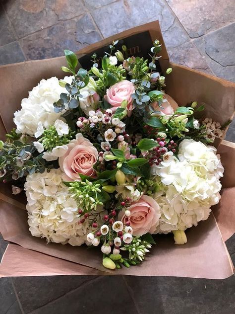 Blog post on what mums want for mother's day. Big Flower Bouquet, Florist Bouquets, Mixed Flower Bouquet, Big Bouquet, Copper Paper, Flower Mix, Hydrangea Bouquet, Flowers Bouquet Gift, Flower Arrangements Diy