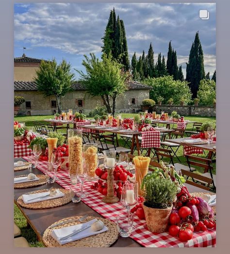 Italian Welcome Party, Italy Party Theme, Italian Party Decorations, Italian Dinner Party Decorations, Italian Bridal Showers, Italy Party, Italian Themed Parties, Italian Buffet, Backyard Dinner Party