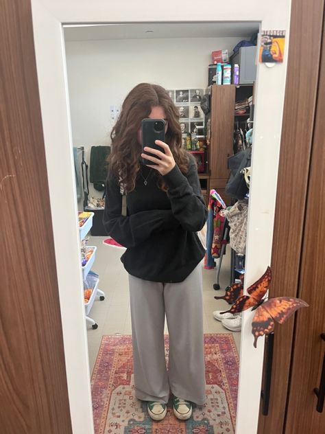 Sweater, sweatpants, converse, fall, winter Sweater Sweatpants Outfit, Sweater And Sweatpants Outfits, Converse And Sweatpants, Sweater Sweatpants, Sweatpants Outfits, Outfits With Converse, Fall Winter Outfits, Winter Outfit, Fall Outfit