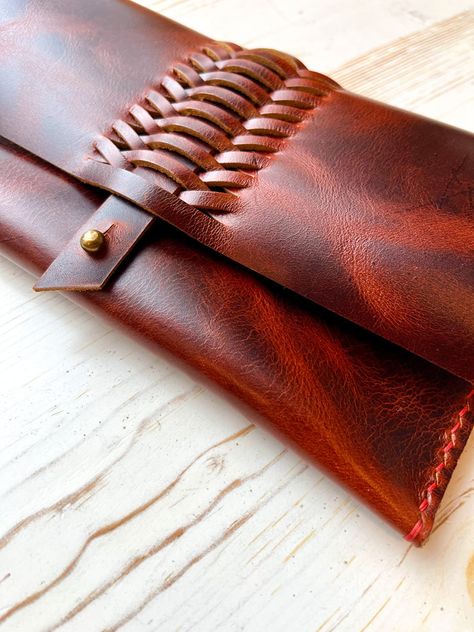 Minimalist and modern leather goods handcrafted in St. Louis Missouri. Leather Working Projects Ideas, Simple Leather Projects, Easy Leather Projects, Leather Craft Ideas, Diy Leather Clutch, Leather Stitches, Leather Purse Pattern, Leather Accessories Diy, Crea Cuir