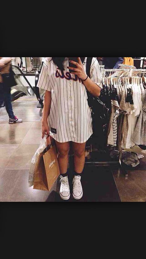 Baseball jersey & White converse Yankees Jersey Outfit, Yankees Outfit, Yankees Jersey, Jersey Party, Look Formal, Woman Casual, Jersey Outfit, Outfits With Converse, White Converse