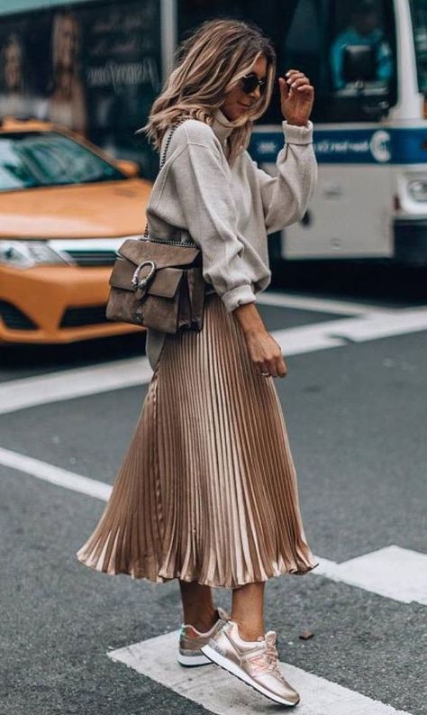 How To Wear Skirts With Sweaters This Winter 2021 Rok Midi, Rok Outfit, Stile Casual Chic, Skirt Diy, Skirt Maxi, Mode Casual, Sweatshirt Outfit, Skirt Midi, Cute Fall Outfits