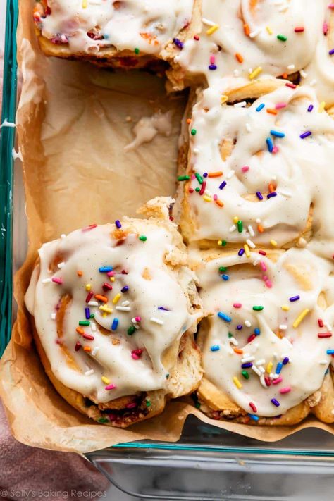 Birthday Cake Cinnamon Rolls (Funfetti) - Sally's Baking Addiction Cake Cinnamon Rolls, Candle Recipe, Cake Cinnamon, Special Breakfast, Easy Bake Oven, Birthday Baking, Sally's Baking, Birthday Breakfast, Confetti Cake