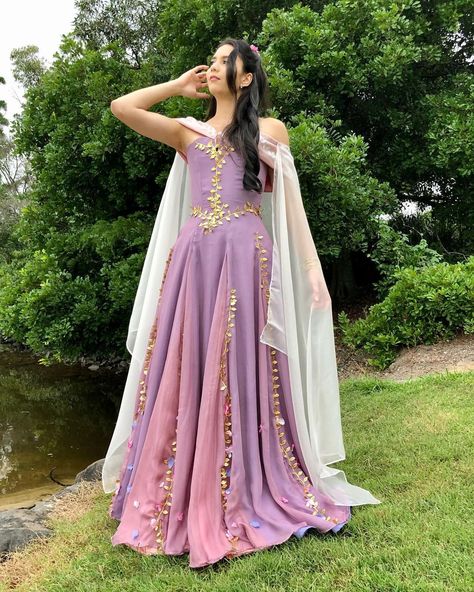 Royal Ball Gowns Princesses, Elvish Dresses Fantasy Gowns, Princess Outfits Medieval, Princess Dresses Medieval, Fantasy Princess Outfit, Fantasy Dress Fairy, Fantasy Princess Dress, Fae Aesthetic Clothes, Royal Outfits Princesses