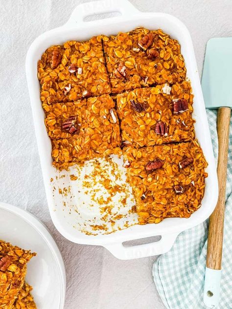 This Weight Watchers friendly Pumpkin Baked Oatmeal is the perfect low point breakfast for anyone following the WW plans. Just 5 Points per GENEROUS slice it is filling and tasty and easy to make. #weightwatchersbreakfast #weightwatchers #wwrecipes #ww #bakedoatmeal #wwpumpkinspice Overnight Oats Weight Watchers, Ww Plans, Pumpkin Baked Oatmeal, Baked Pumpkin Oatmeal, Weight Watchers Pumpkin, Pumpkin Overnight Oats, Oatmeal Creme Pie, Weight Watchers Plan, Pumpkin Breakfast