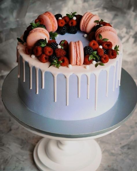 Pretty Birthday Cakes With Fruit, Layer Fruit Cake, Birthday Cake With Fruit On Top, Fruit Cakes Decoration, Fruit Topped Birthday Cake, Cake Decorating Macarons And Fruit, Cake Decoration Macaron, Cake Decoration With Macaron, Nice Cakes Birthday