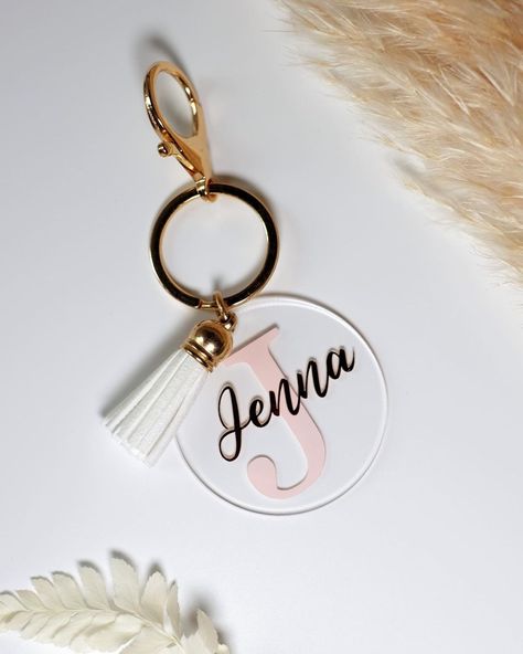 Cricut Keychains, Keyring Ideas, Personalised Gifts For Her, Fun Crafts For Teens, Personalised Wedding Gifts, Balloon Bouquet Diy, Personalised Keyrings, Acrylic Ideas, Vinyl Personalized