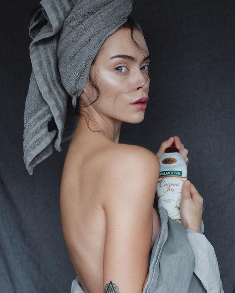 21.5k Likes, 30 Comments - Johanna F. Herrstedt (@johannaherrstedt) on Instagram: “Loving the new Gourmet Coconut Joy Body Butter Wash from Palmolive. So smooth, creamy and coconutty…” Skincare Products Photography, Coconut Hair, Bali Body, Audrey Hepburn Style, Beauty Photoshoot, Beauty Products Photography, Giveaway Time, Two Friends, Model Poses Photography