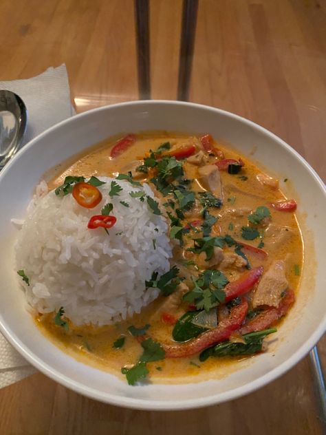 Essen, Rice Recipes Aesthetic, Thai Food Dinner Aesthetic, Thai Curry Aesthetic, Curry Presentation Ideas, Japanese Curry Aesthetic, Rice Aesthetic Food, Thai Curry Rice, Healthy Thai Food