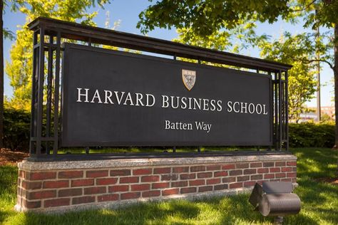 Harvard Mba, Harvard Business, College Aesthetic, Fotografi Vintage, Dream College, Harvard Business Review, Harvard Business School, Elle Woods, Vie Motivation