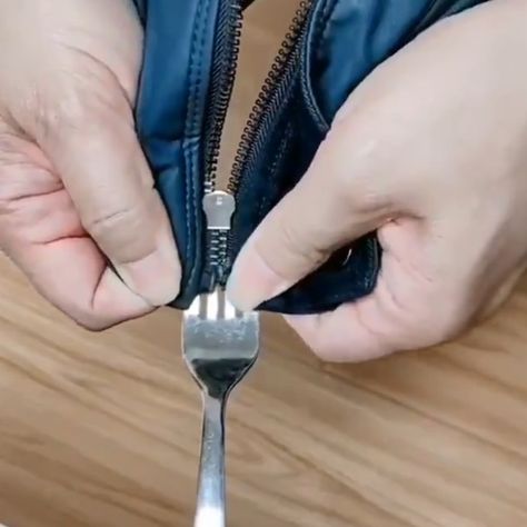 There’s an easy way to fix broken zippers and all it takes is a simple fork Fix Broken Zipper, Fix A Zipper, Easy Diy Hacks, Zipper Repair, Diy Crafts Life Hacks, Sewing Easy Diy, Broken Zipper, Sewing Crafts Tutorials, Couture Sewing Techniques