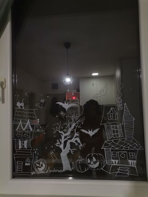 Chalk Pen Window Art Halloween, Halloween Window Chalk Art, Halloween Window Drawing, Halloween Window Painting Ideas, Halloween Window Art, Halloween Mural, Window Drawings, Halloween Window Display, Christmas Chalk