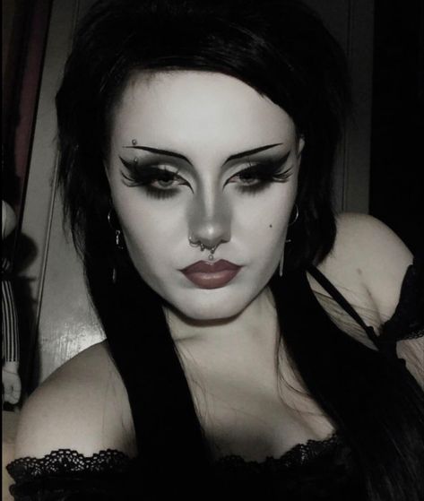 Goth Makeup Vanity, Eye Makeup Edgy, Makeup Vanity Aesthetic, Makeup Edgy, Vanity Aesthetic, Makeup Reference, Maquillage Goth, Goth Eye Makeup, Dark Makeup Looks