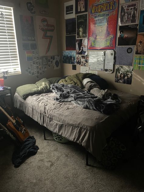 Punk Room, Messy Bedroom, Chill Room, Home Decor Aesthetic, Aesthetic Home Decor, Home Decor Ideas Living Room, Vinyl Collection, Messy Room, Room Redesign