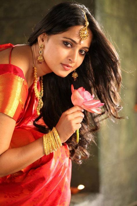 Anushka Shetty........... Anushka Shetty Images, Anushka Wallpapers, Saree Hairstyles, Stylish Actresses, Anushka Shetty, Cut Her Hair, Easy Hairstyles For Long Hair, Desi Beauty, Beautiful Woman