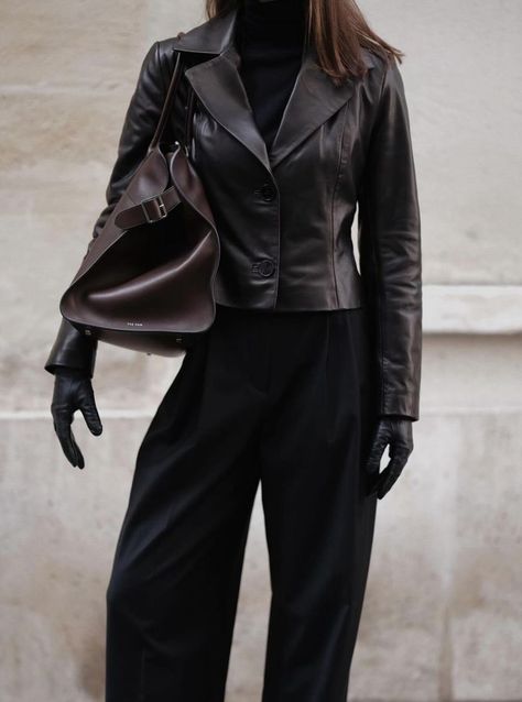 Leather Gloves Outfit, Sweden Summer, Black Monochrome, Outfit Elegantes, Leather Jacket Brown, Office Siren, Leather Jacket Outfits, Mode Inspo, Brown Leather Jacket