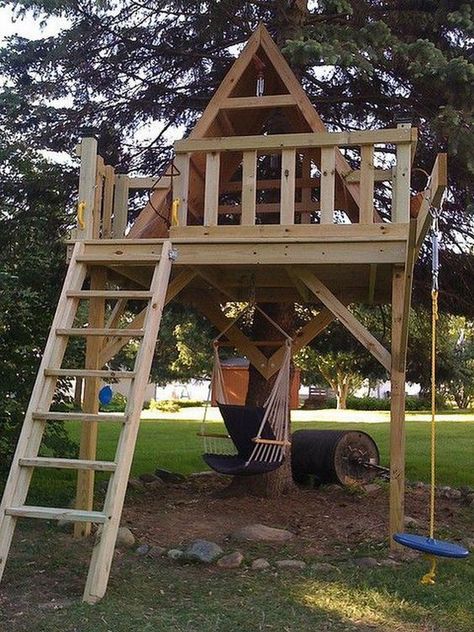 Diy Treehouse, Wooden Tree House, Simple Tree House, Climbing Frames, Tree House Plans, Tree Fort, Tree House Diy, Tree House Kids, Cool Tree Houses