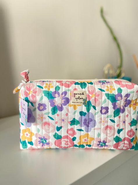 Makeup Pouch Pattern, Diy Pouch Bag, Fluffy Bags, Handmade Makeup Bag, Handmade Makeup, Printed Makeup Bag, Fabric Gift Wrap, Pouch Diy, Bag Insert